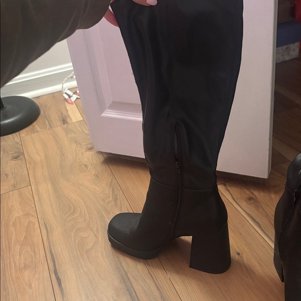 Black boots - Picture 3 of 3